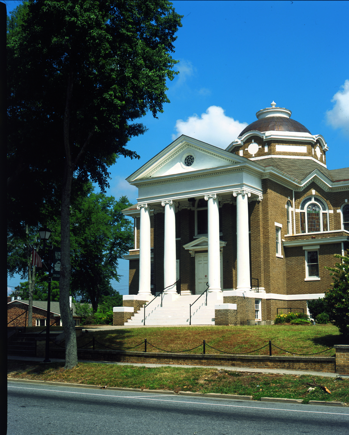 An older buidling with pillars